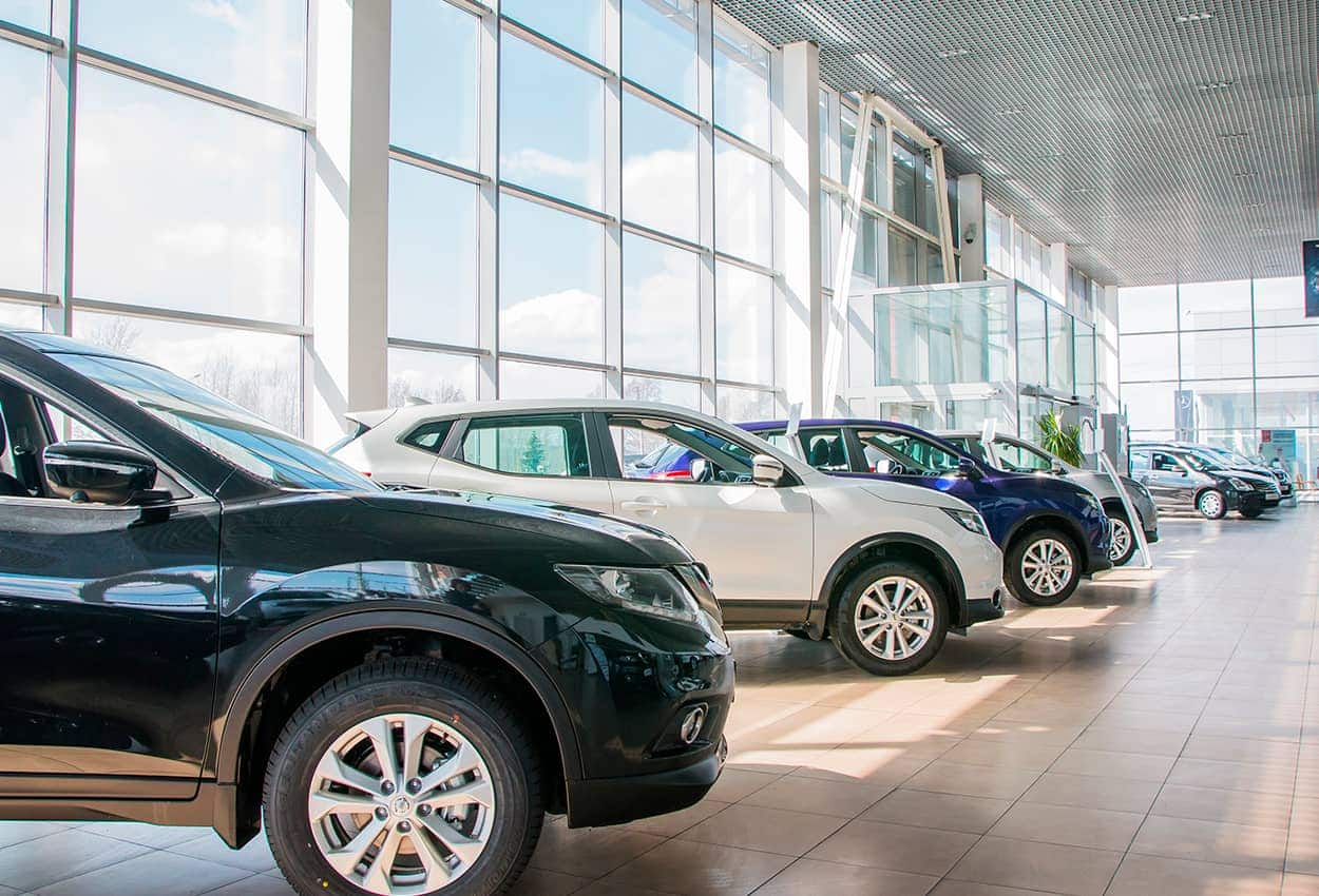 Vários modelos de carros expostos em uma concessionár
