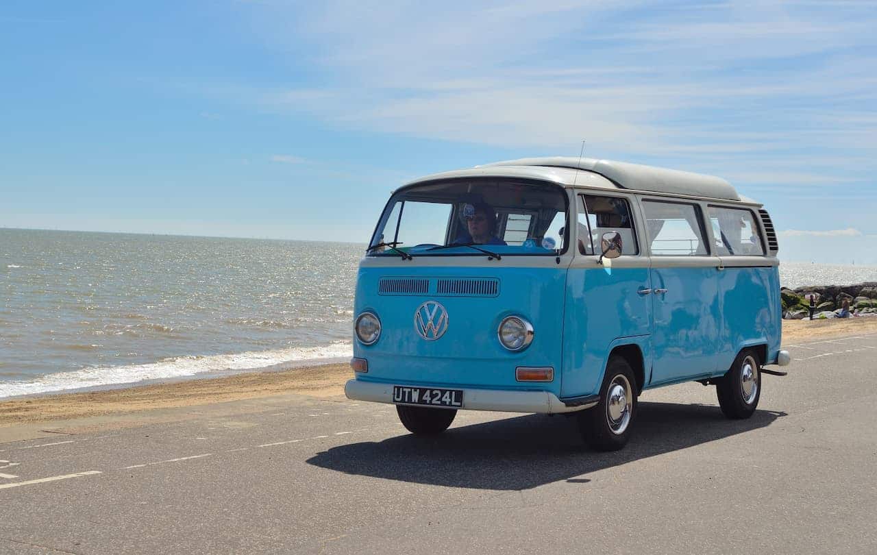 Kombi azul Volkswagen na estrada