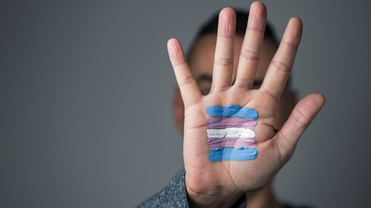 Empresária deverá pagar multa de R$ 10 mil para vítima de transfobia
