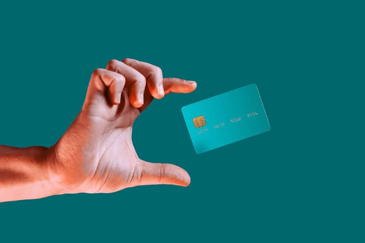 Banco recebe multa milionária por emissão indevida de cartão