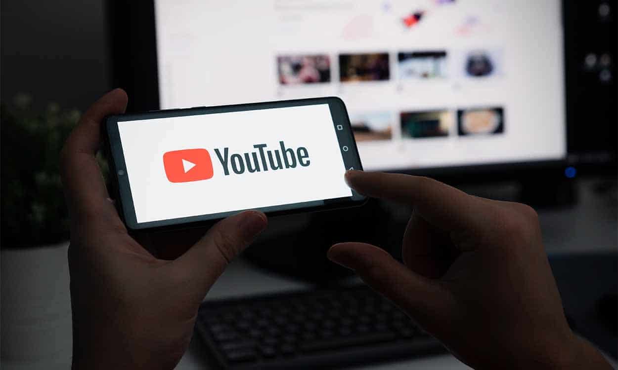 Na imagem, pessoa segurando celular com o aplicativo do Youtube aberto