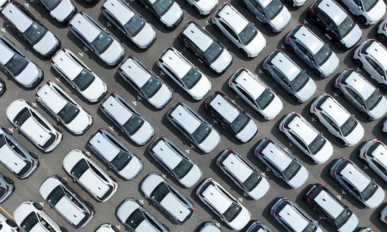 Imagem de um estacionamento com vários carros