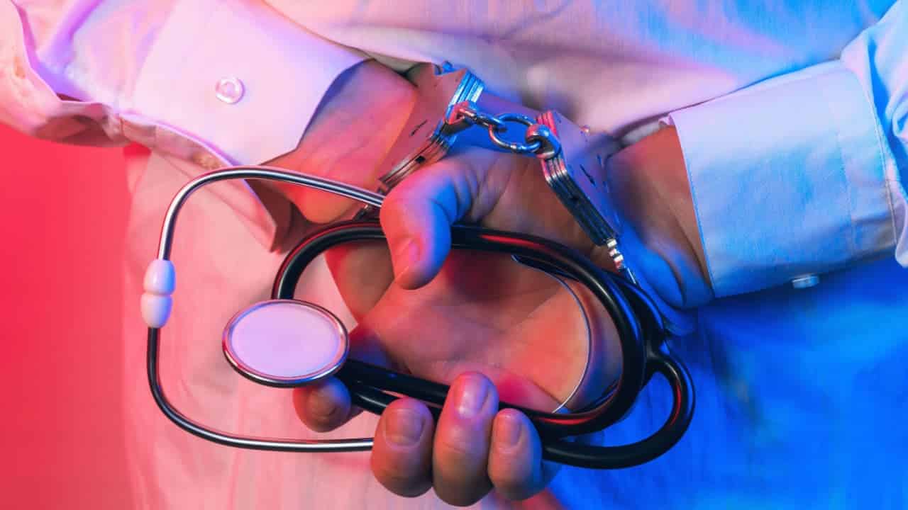 Falsos médicos compram diplomas por até R$ 400 mil; Polícia Federal investiga caso