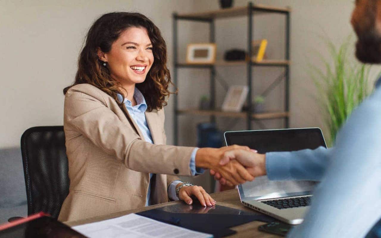 Mulher em uma entrevista de emprego