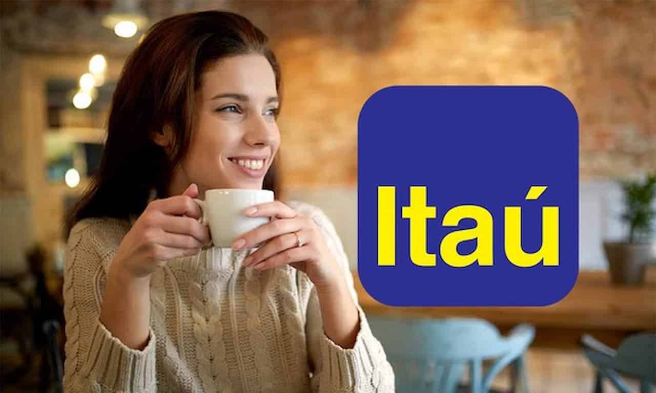 Mulher tomando café e olhando para o logo do Itaú.