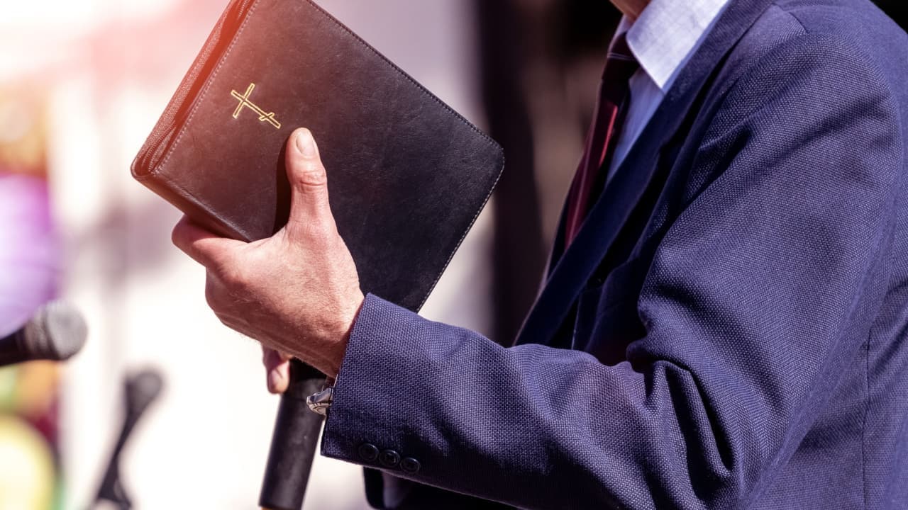 Pastor é acusado por golpe de criptomoedas e choca fiéis