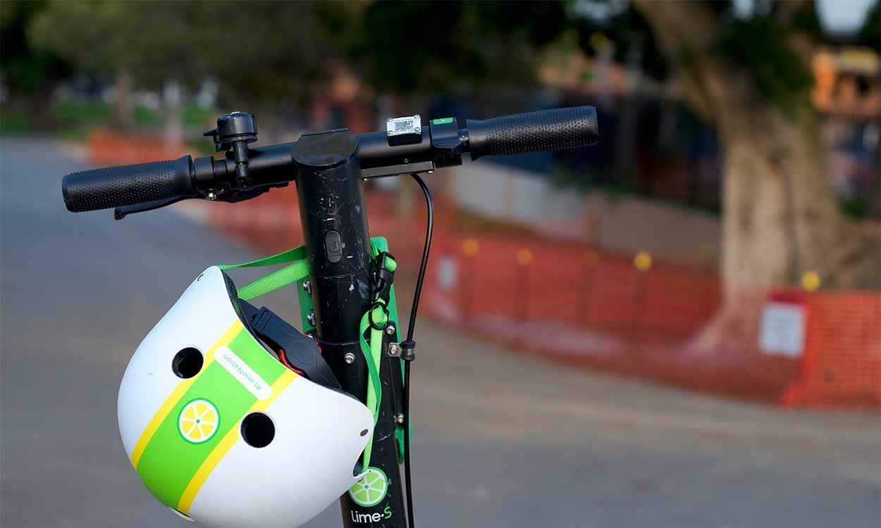 Capacete branco preso em volta de um patinete
