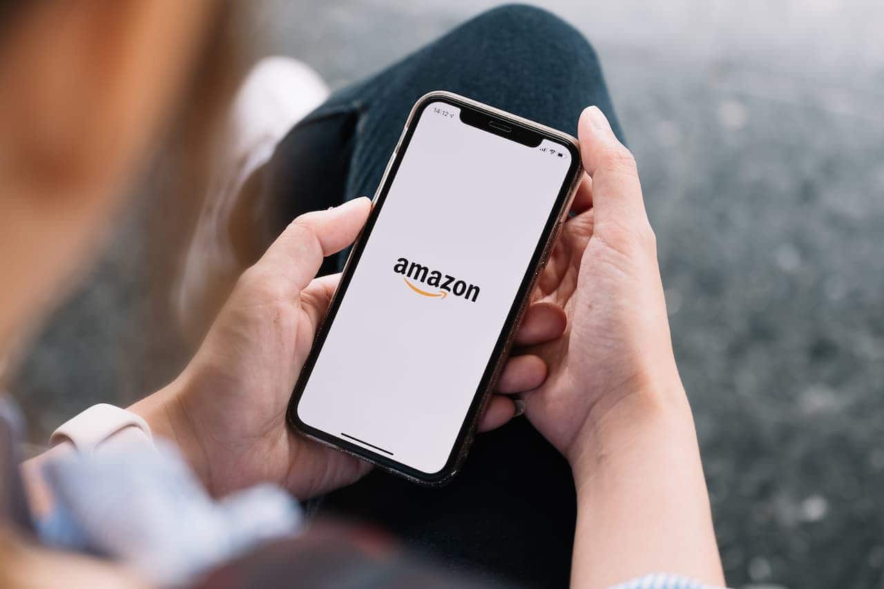 pessoa segurando celular com aplicativo da Amazon
