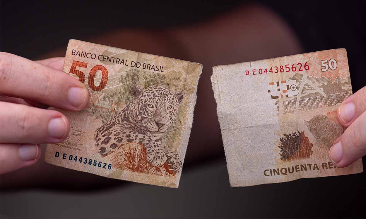 Nota de dinheiro rasgada que está na sua carteira pode ser usada?
