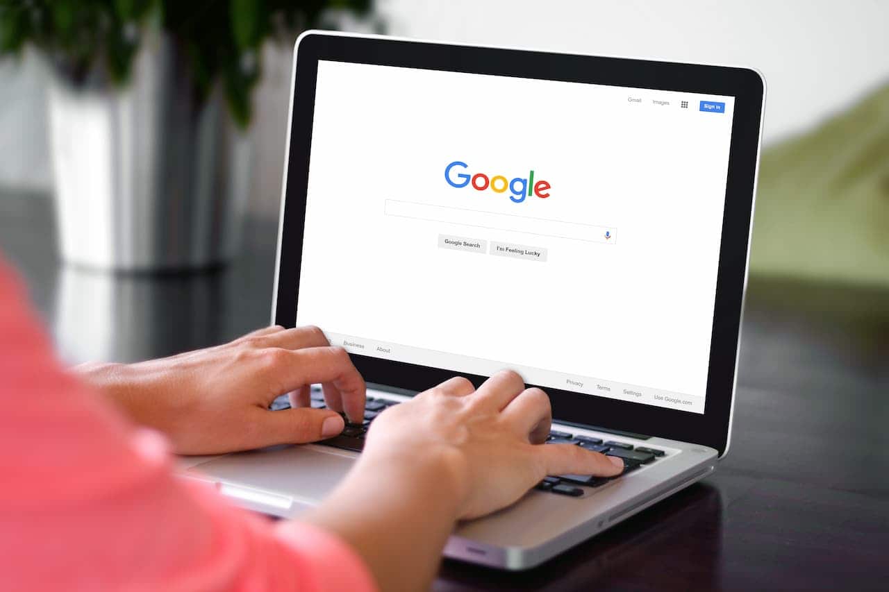 pessoa usando laptop no Google