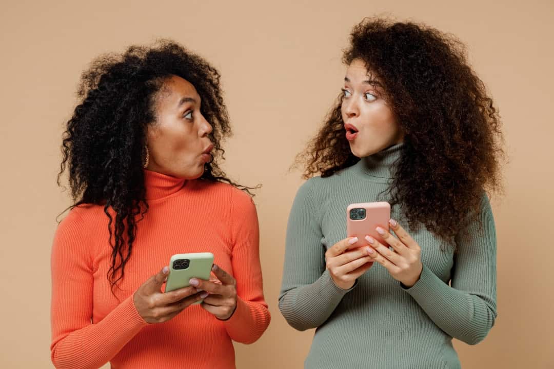 Mulheres se olhando com as bocas abertas com expressão de surpresa