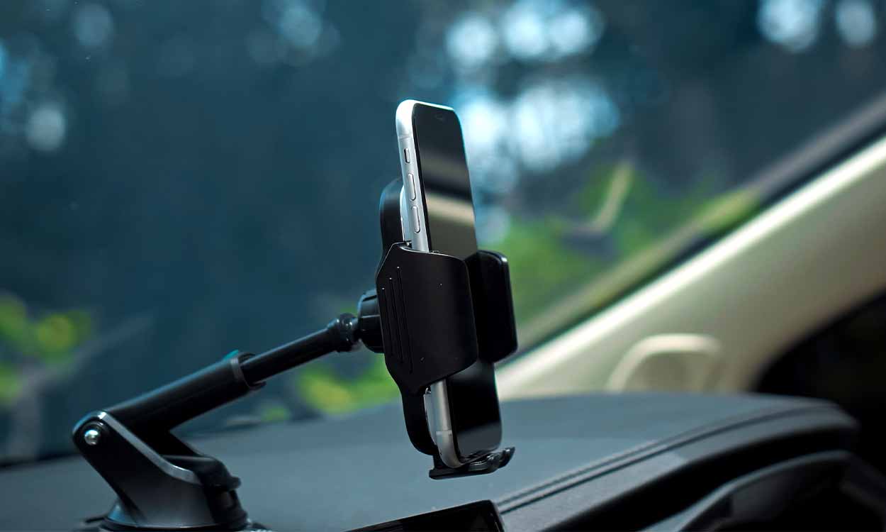 Imagem mostra um celular em um suporte para carro.
