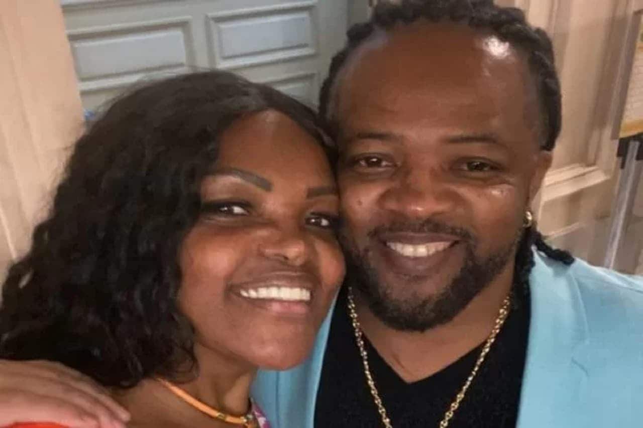 O cantor Xande de Pilares e sua irmã Adriane Assis abraçados.