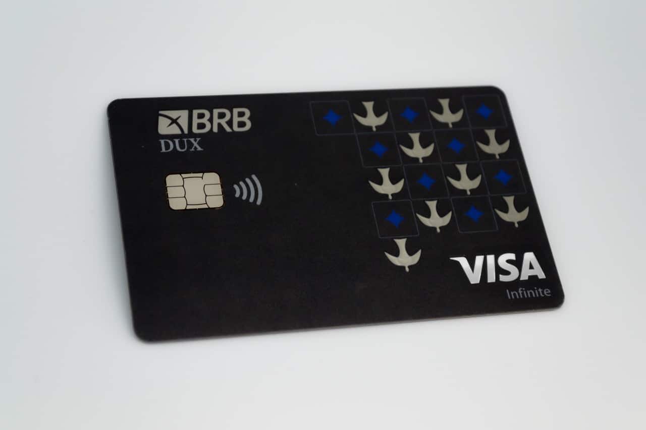Fundo branco com o cartão BRBCARD Visa Infinite no centro da imagem.