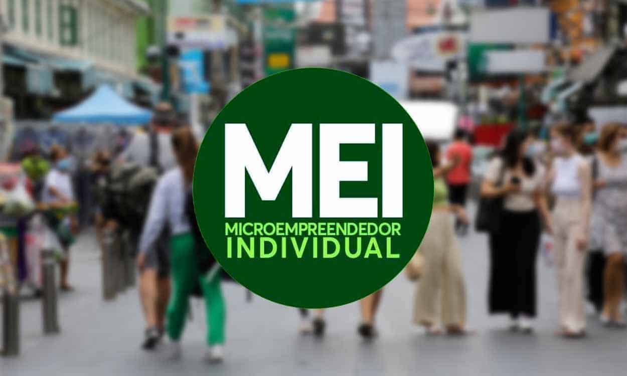 Logo MEIs sobreposto a imagem de pessoas andando na rua ao fundo, que está desfocada.