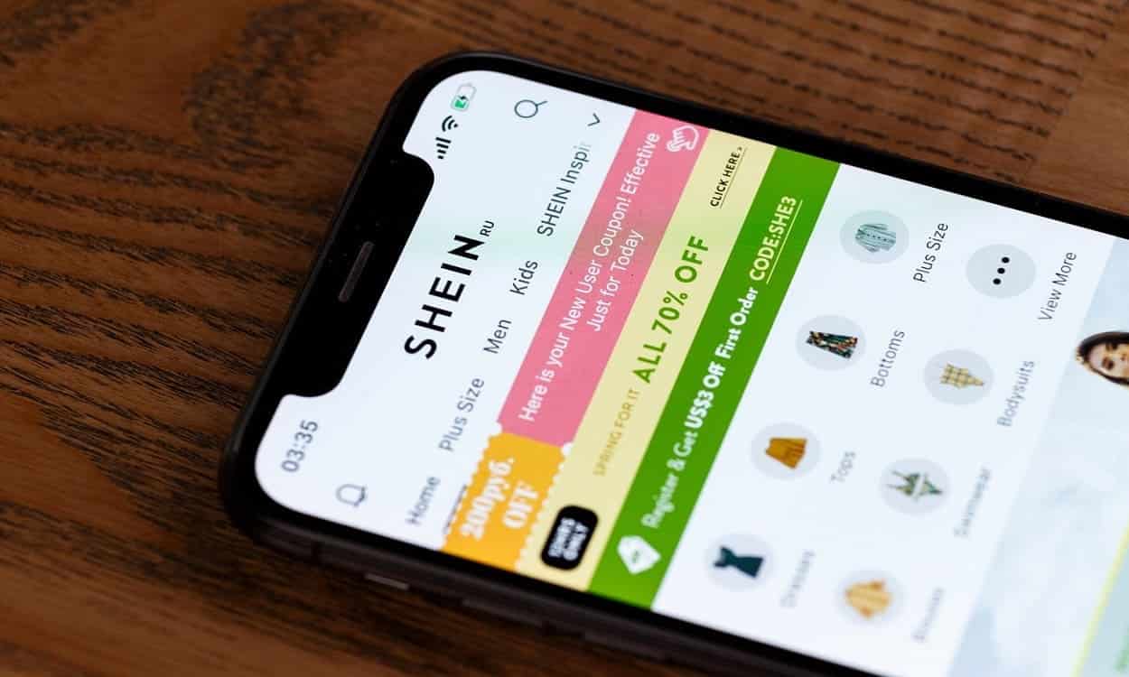Celular com aplicativo da Shein aberto