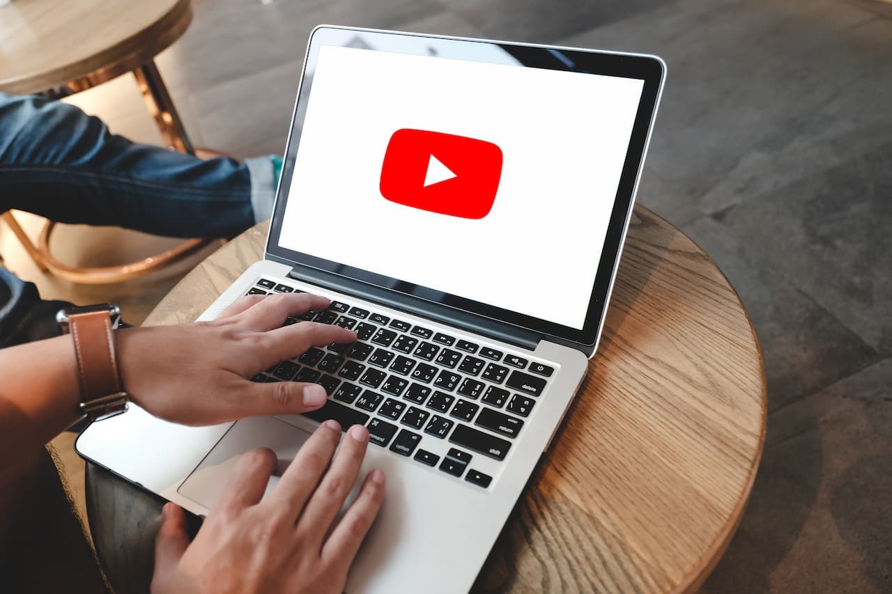 Criadores descobrem que YouTube altera vídeos com IA em segredo