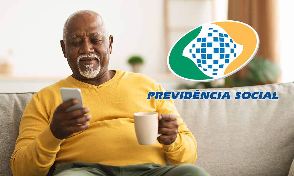 Idoso sentado no sofá enquanto segura um celular e uma caneca. Ao lado dele está a identidade visual do INSS, escrito "Previdência Social". Isenção