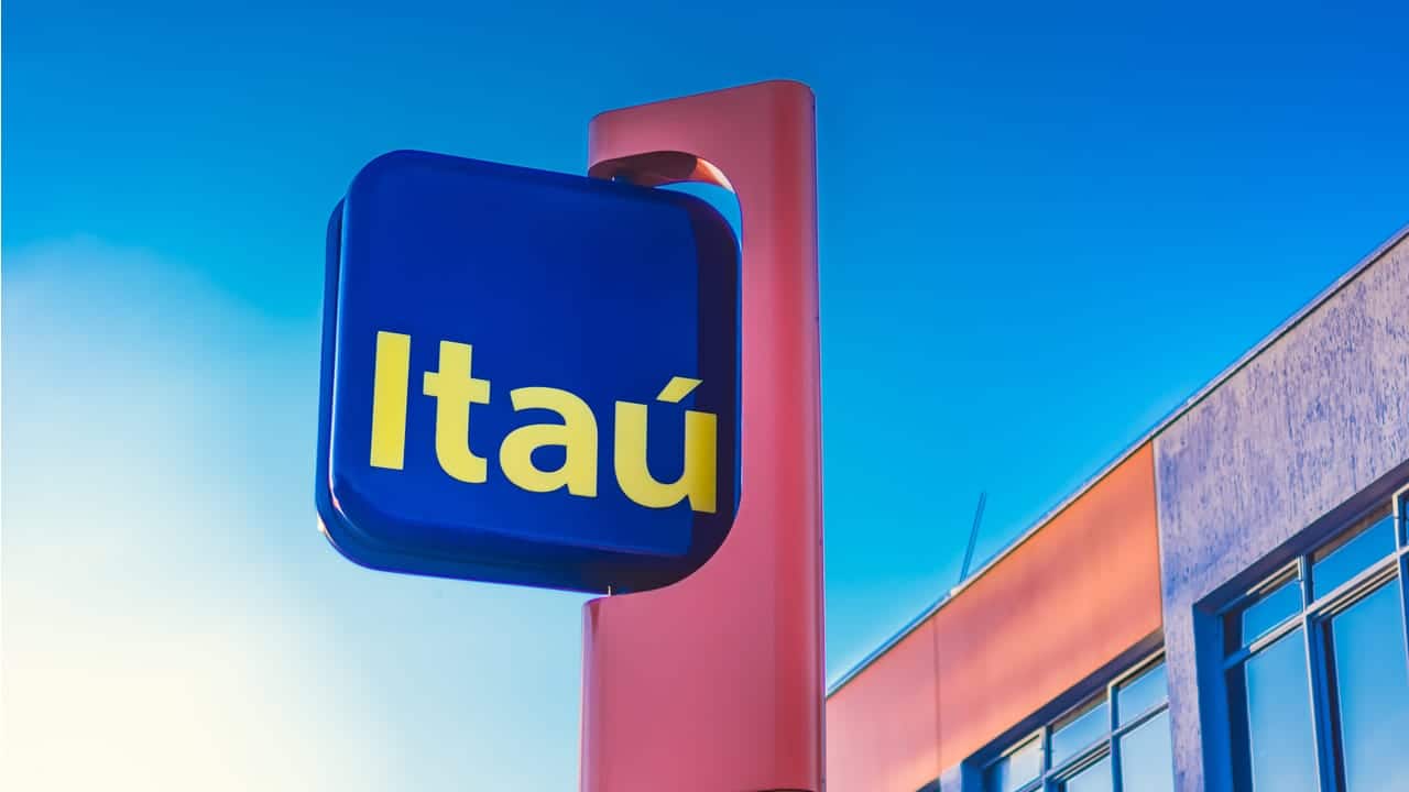 Fachada de uma agência do banco Itaú, destacando a logo.