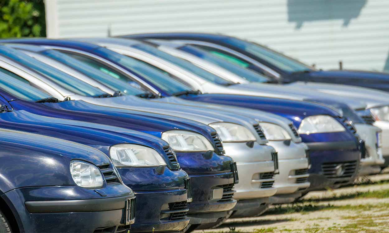 Imagem da frente de diversos carros.