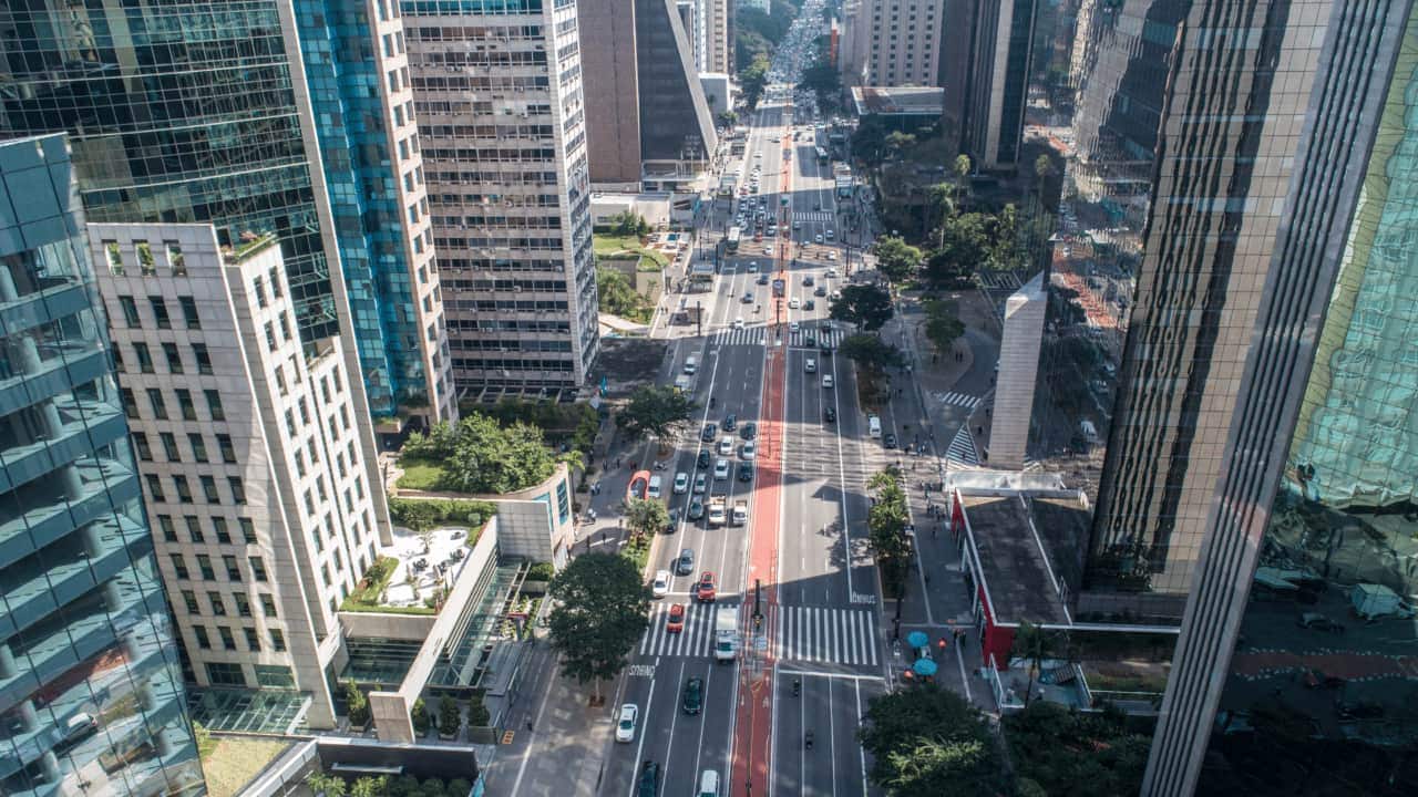 Imagem do alto da Avenida Paulista.