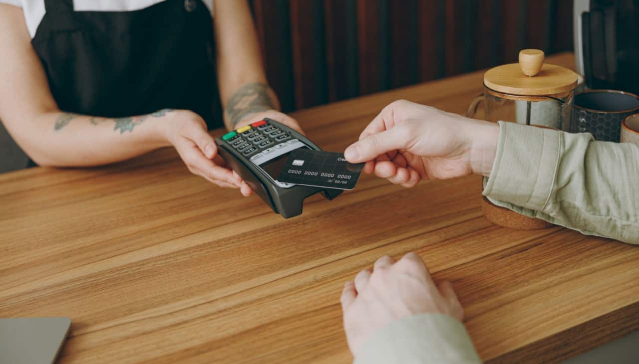 Cliente realizando pagamento por cartão aproximação