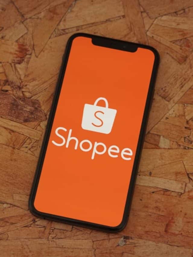 Celular com tela inicial do aplicativo Shopee