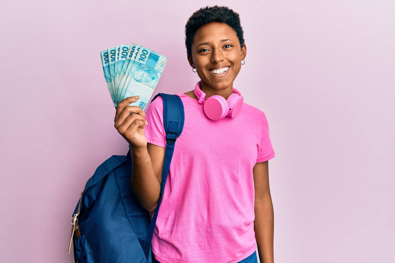 AuxĂlio de R$ 1.320 para jovens brasileiros irem pra escola Ă© CONFIRMADO; saiba mais