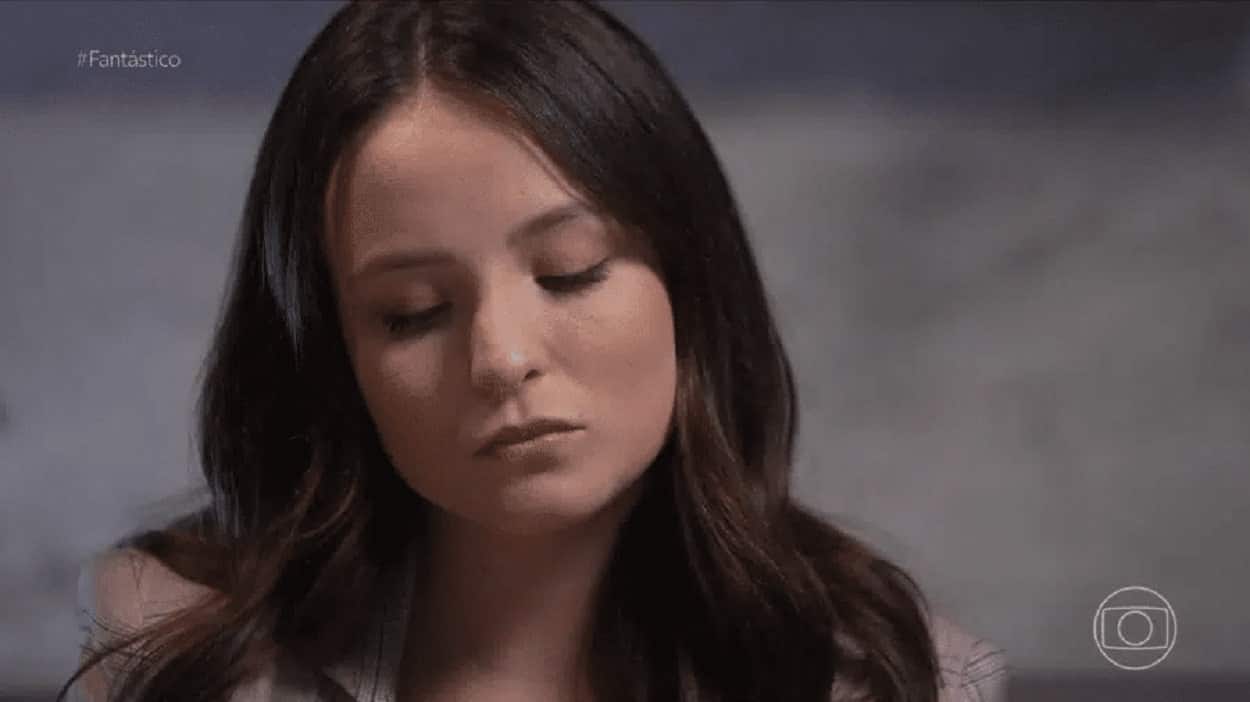 Imagem da atriz Larissa Manoela cabisbaixa durante a entrevista do Fantástico.