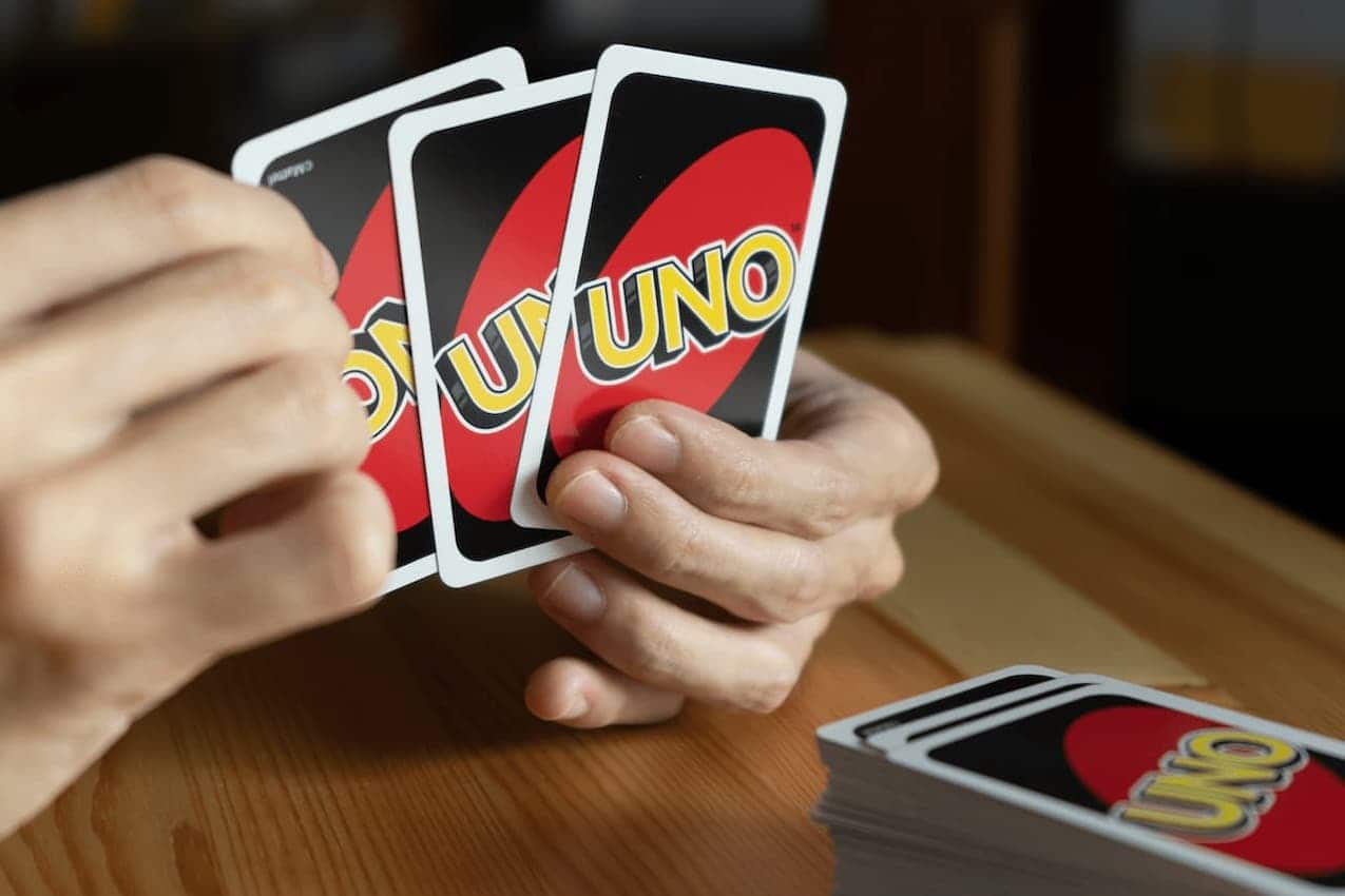 pessoa jogando uno