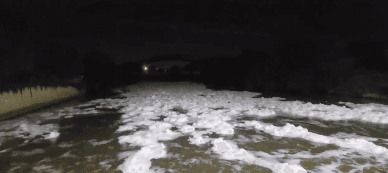 Espuma branco no Rio Guandu, no estado do Rio de Janeiro
