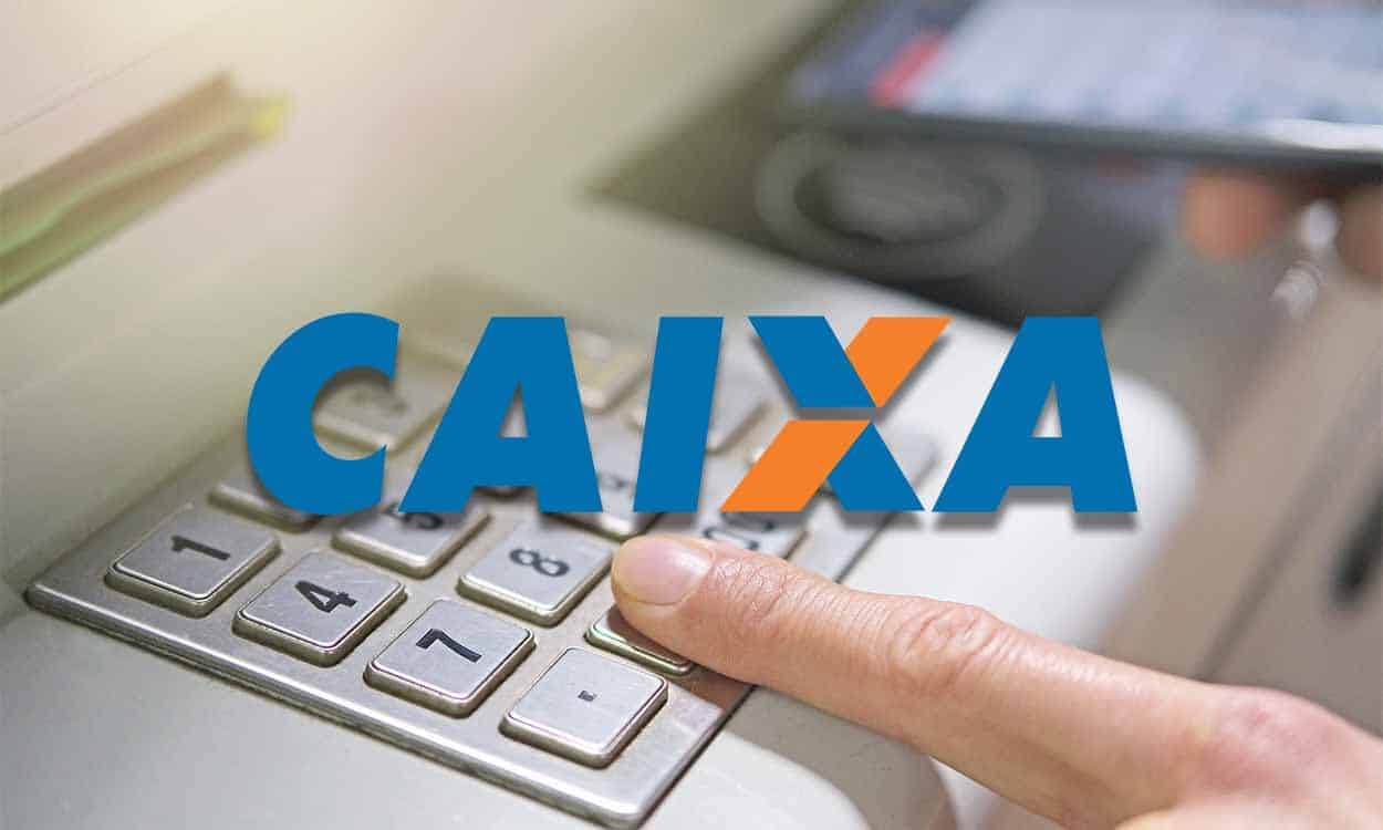 Pessoa apertando os números e o logo da Caixa