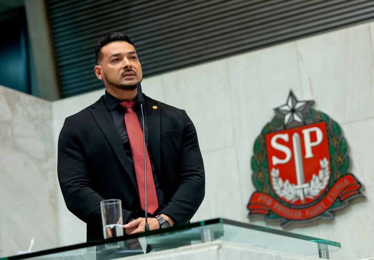 Deputado Felipe Franco em plenário do Governo de São Paulo