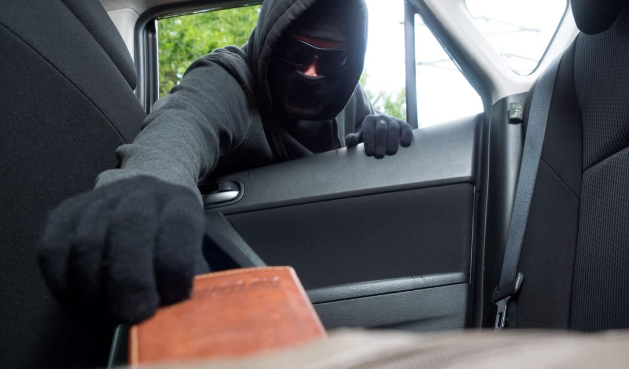 Bandido assaltando carro no trânsito