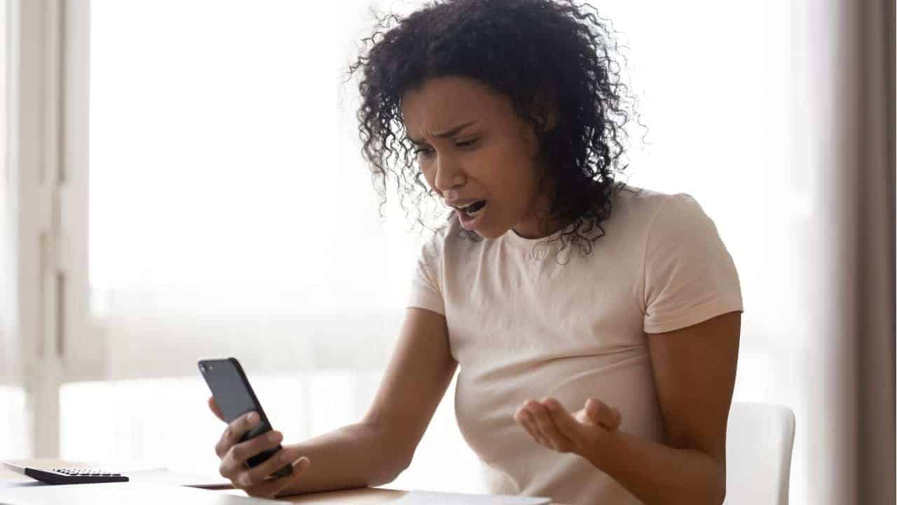 Banco brasileiro implementa biometria de voz para acabar com fraudes no WhatsApp