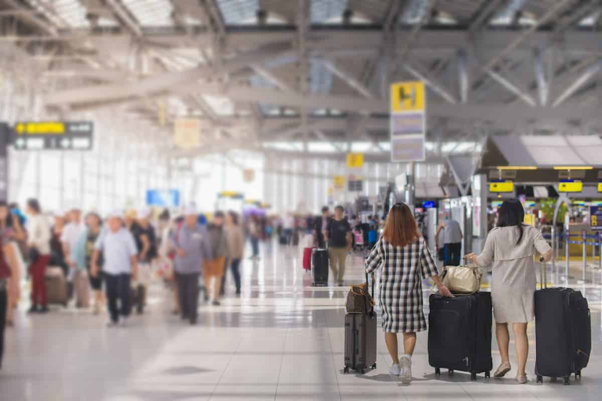 Imagem de pessoas carregando malas em um aeroporto, para viajar para o exterior. tráfego aéreo