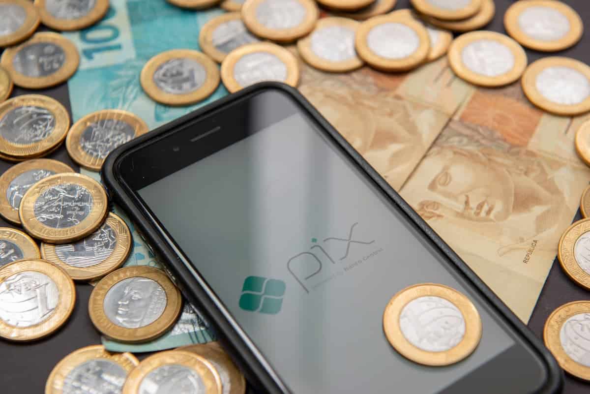 Aplicativo do Pix sobre cédulas e moedas.