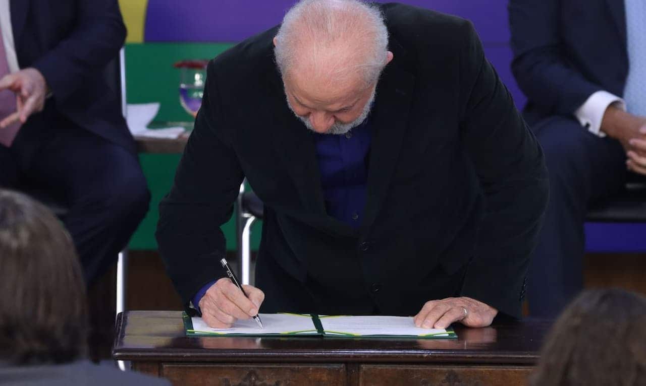 Presidente Lula assinando documento