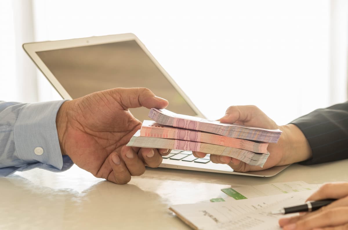 Empréstimo com garantia de salário vale a pena? Veja como funciona