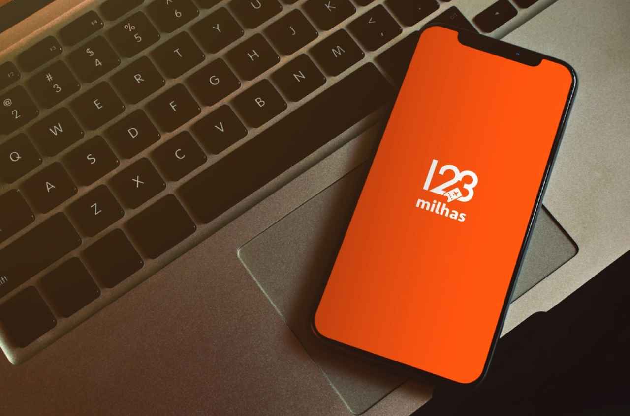 Celular iniciando o aplicativo 123milhas