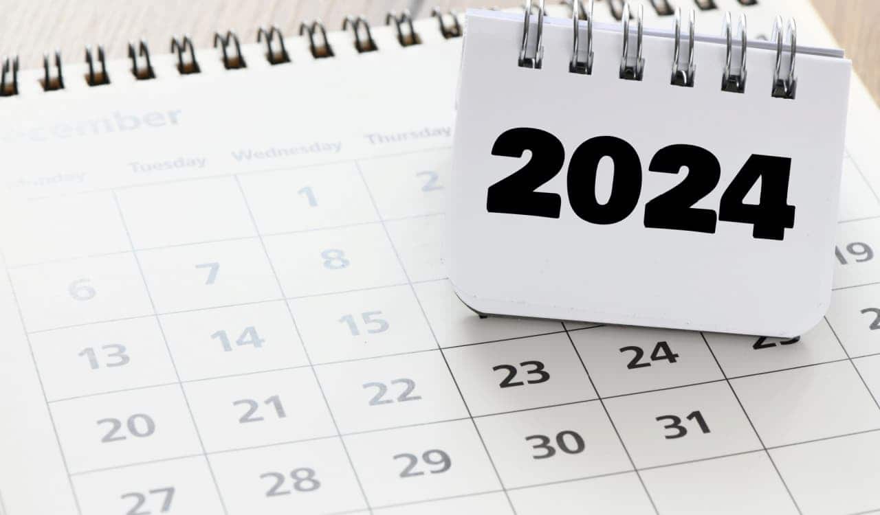 Fotos com um calendário e o número 2024 escrito