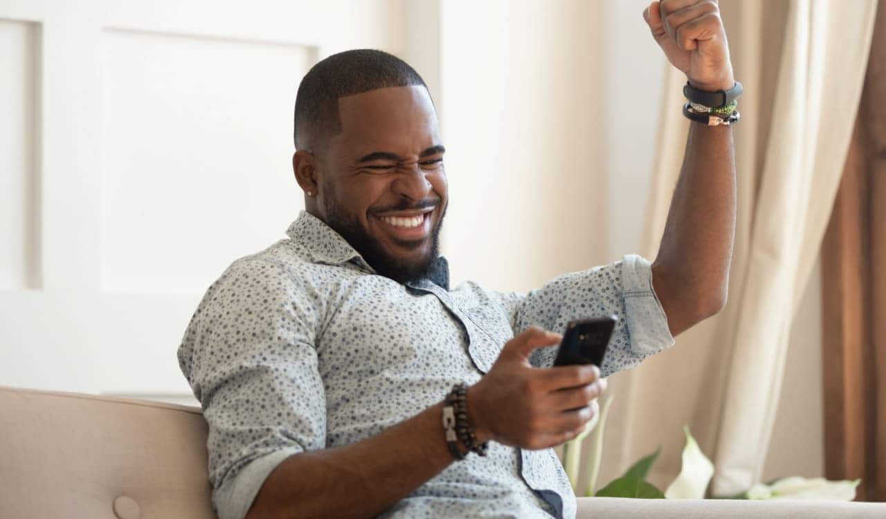 Comemorando dinheiro ganho com programa de indicação de banco concurso