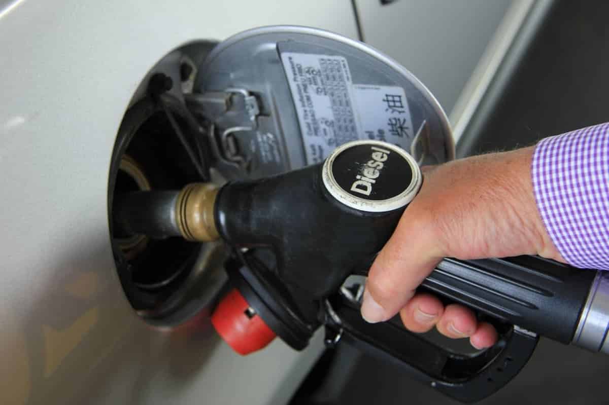 pessoa abastacendo um veículo com diesel