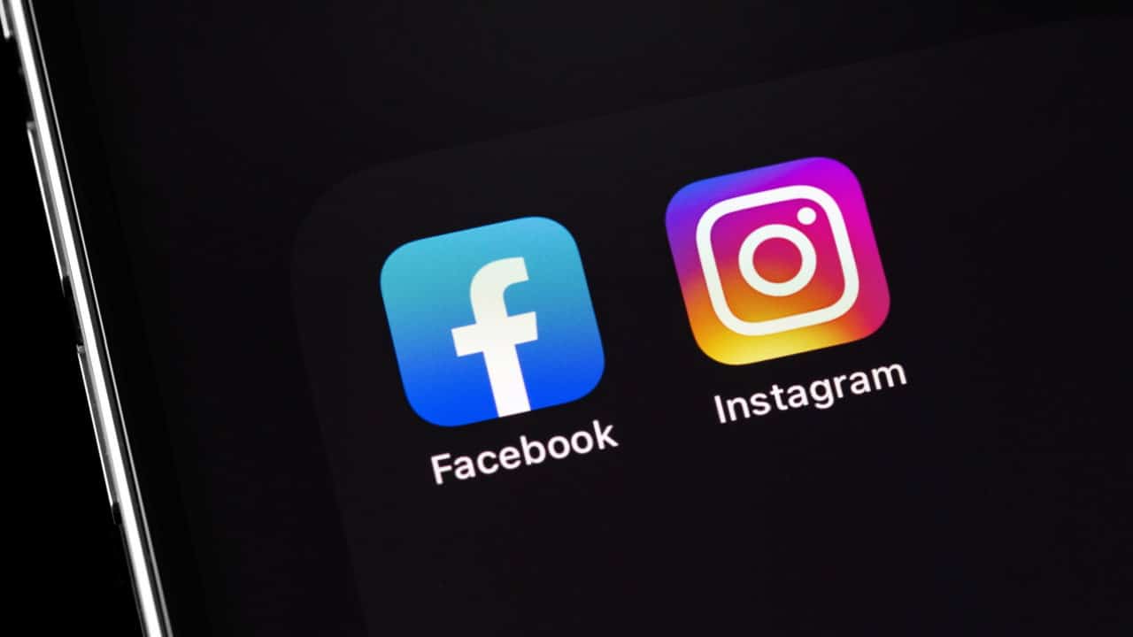 Smartphone com aplicativos do Facebook e Instagram