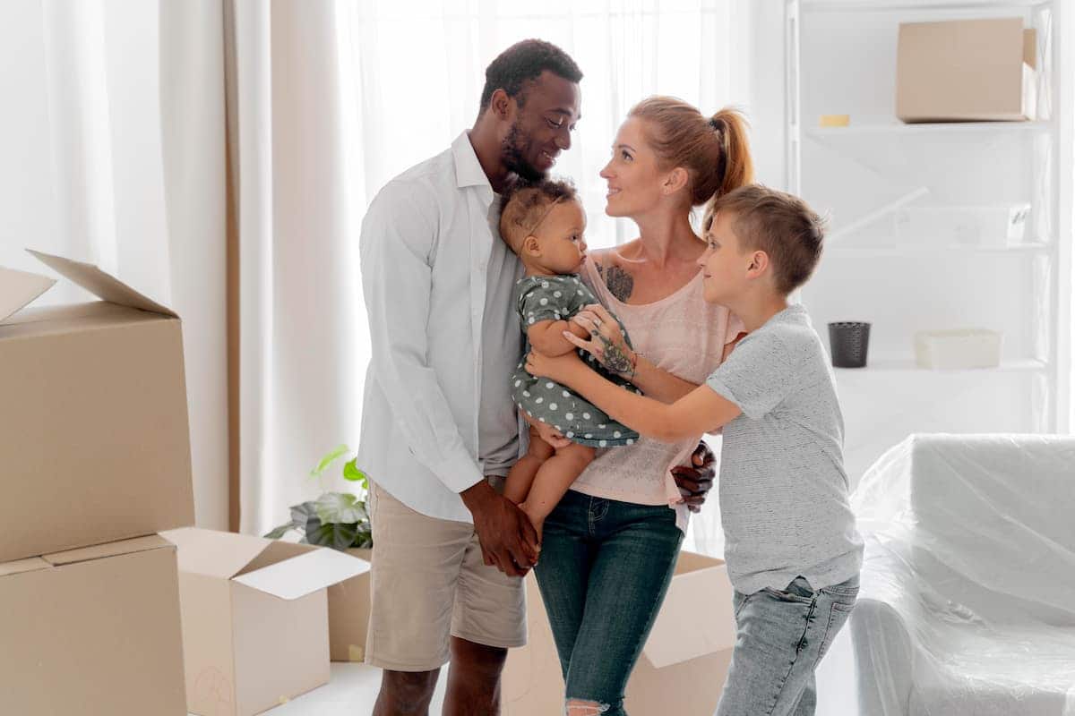 Família feliz de mudança após receber presente do governo.