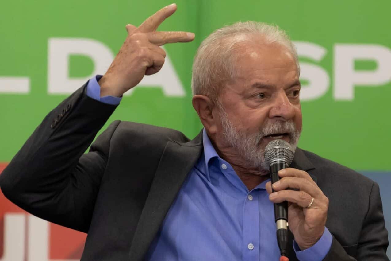 Presidente Lula com microfone na mão fazendo anúncio