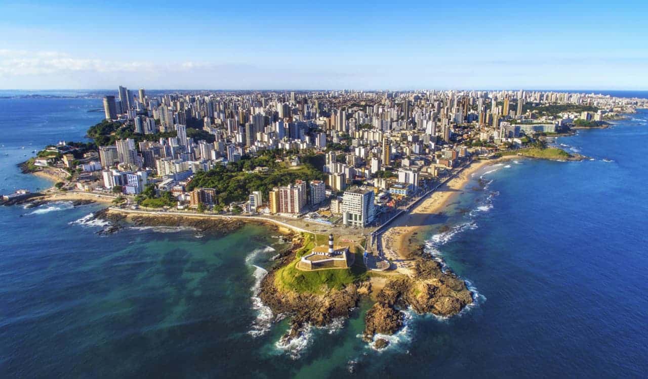 A imagem mostra a cidade de Salvador, localizada na Bahia.