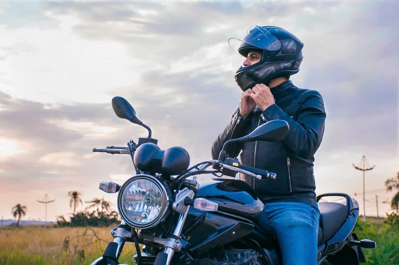 Andar com capacete vencido dá multa?