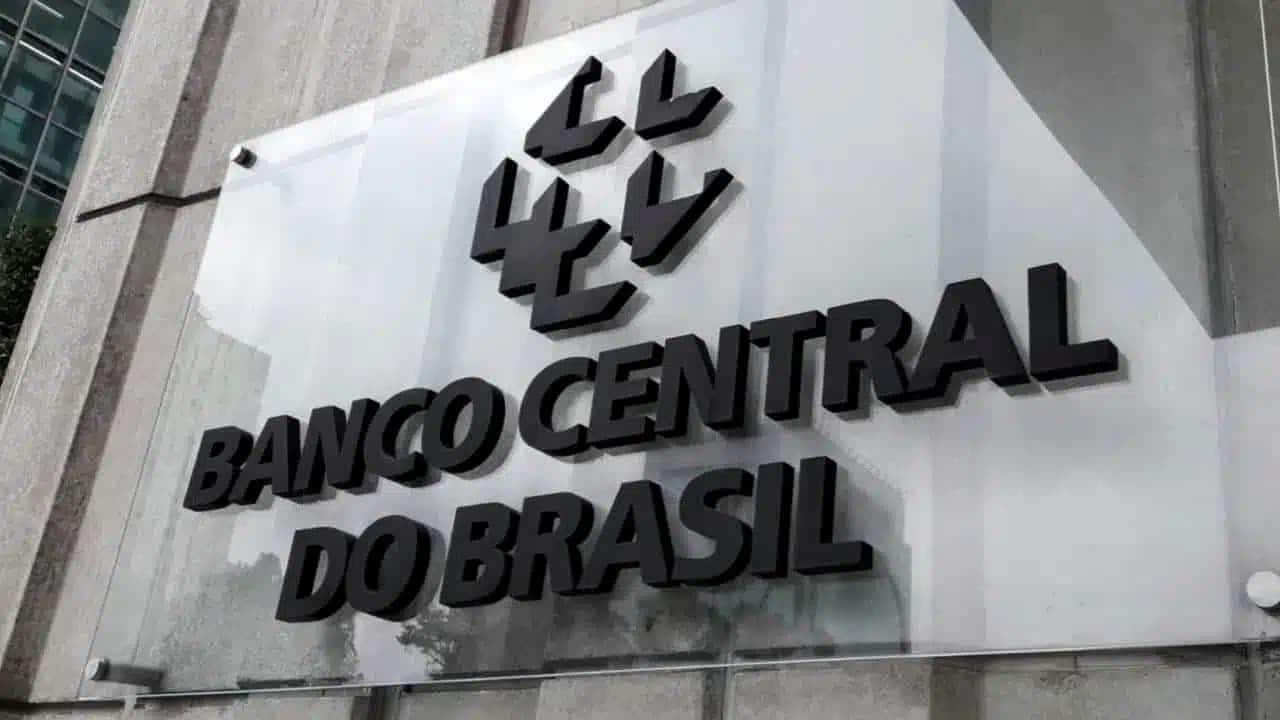 A imagem mostra a placa do Banco Central do Brasil. moeda de R$ 5 dinheiro
