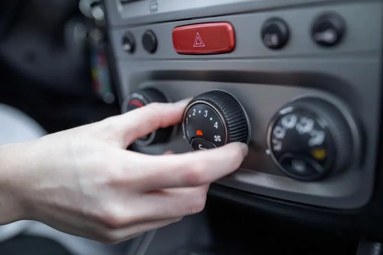 Motorista que se recusar a ligar o ar, pode receber multa de 1 salário mínimo
